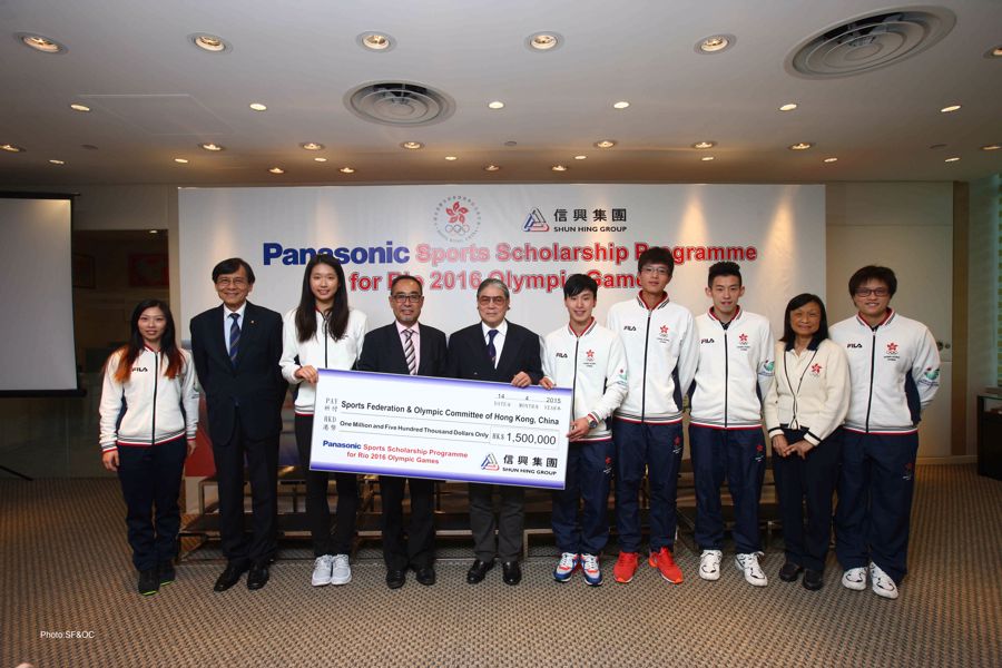 信興集團主席兼行政總裁蒙德揚先生頒發港幣一百五十萬元獎學金予「Panasonic 運動獎學金計劃」得獎運動員。 © 港協暨奧委會